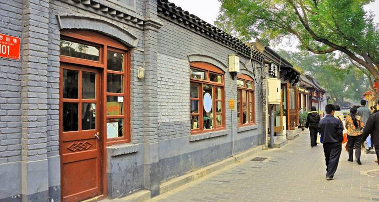 Straßenszene mit traditionellen Gebäuden und gehenden Menschen.