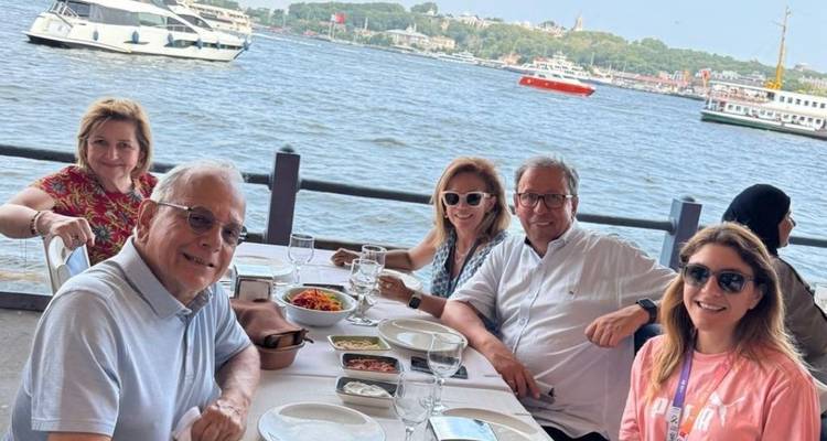 Gruppenessen am Wasser.