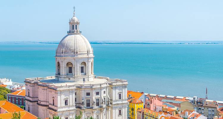 Panoramablick auf Lissabon mit Fokus auf das Nationale Pantheon.