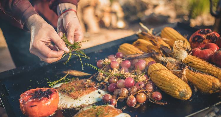 Nahaufnahme von Essen, das auf einem Grill zubereitet wird.