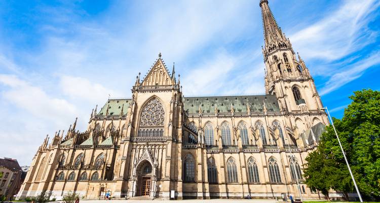 Catedral de Linz con un cielo azul despejado.