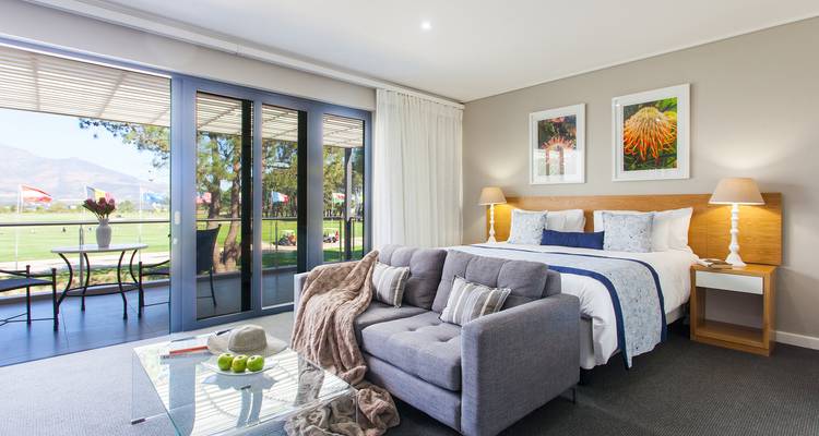 Moderne hotelkamer met balkon met uitzicht.