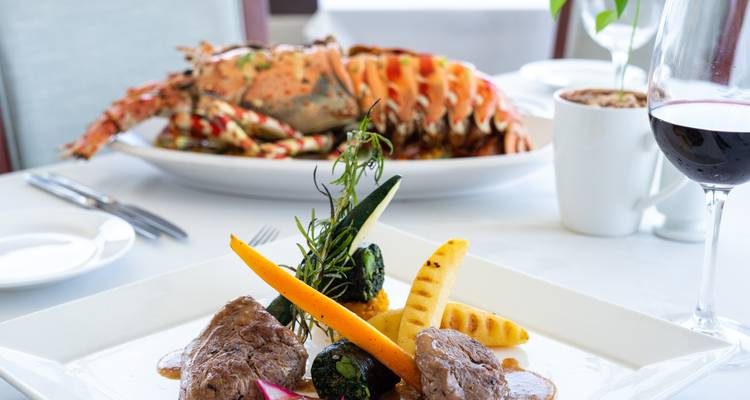 Gourmetmaaltijd met biefstuk en groenten geserveerd met wijn.