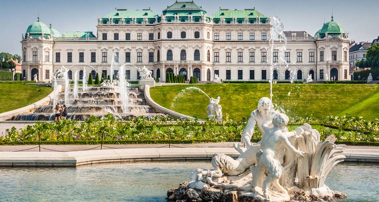 Élégant palais du Belvédère avec des fontaines ornées et des jardins entretenus sous un ciel dégagé