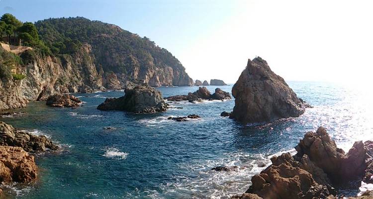 Les criques rocheuses et les eaux méditerranéennes azurées le long de la côte accidentée de la Costa Brava