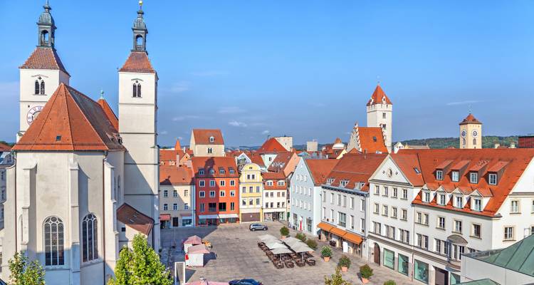 Zicht op een stadsplein met historische gebouwen.