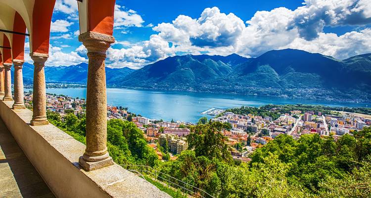 Vista panorámica desde una terraza abovedada sobre Locarno, el Lago Maggiore y los Alpes circundantes