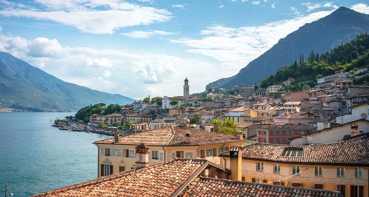Charmante ville lacustre aux toits en terre cuite nichée entre le lac de Garde et les montagnes escarpées