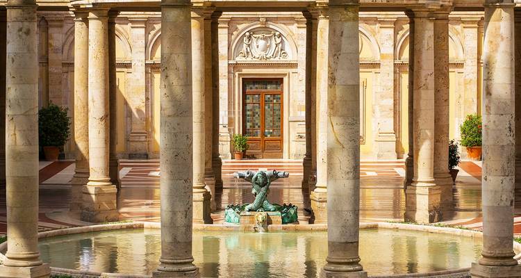 Elegante thermale spa kolonnade met fonteinbad in Montecatini Terme.