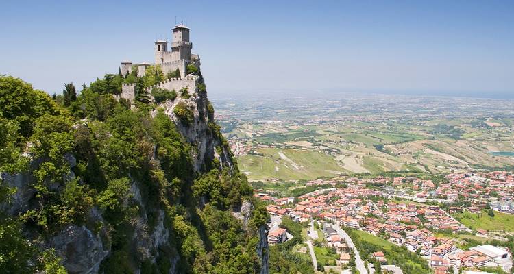 Historische vesting op een klif met uitzicht op een vallei.