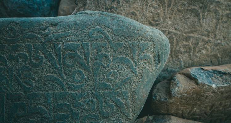 Archaïsche steenbeeldhouwwerken met zichtbare verwering.