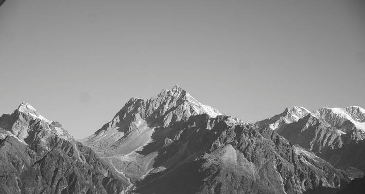 Schwarz-weiß Foto eines Berggipfels.