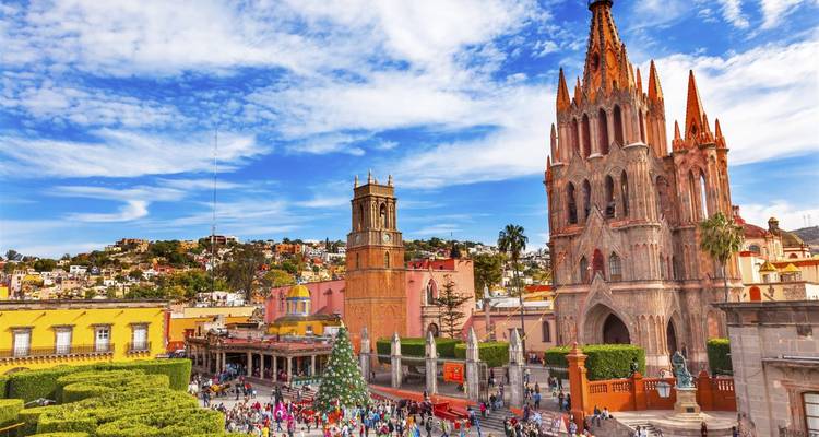 Parroquia de San Miguel Arcángel in San Miguel de Allende.
(This phrase remains the same in German, as it refers to a specific church name and location in Mexico. "Parroquia de San Miguel Arcángel" is the proper name of the parish church, and "San Miguel de Allende" is the name of the city. Proper names of places and institutions are typically not translated.)
If you wanted to add context in German, you could say:
"Die Parroquia de San Miguel Arcángel in San Miguel de Allende" (adding the Germ