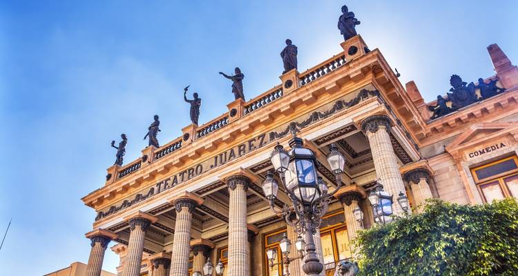 Teatro Juárez mit Statuen in Guanajuato.