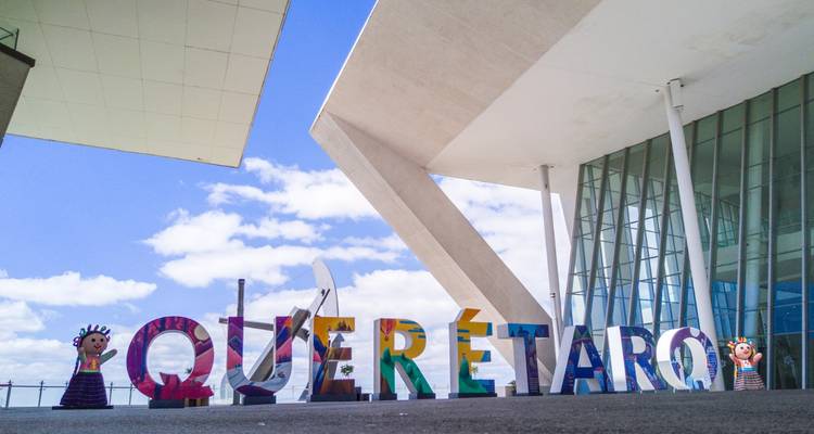 Kleurrijke 'Querétaro' bord voor een modern gebouw.