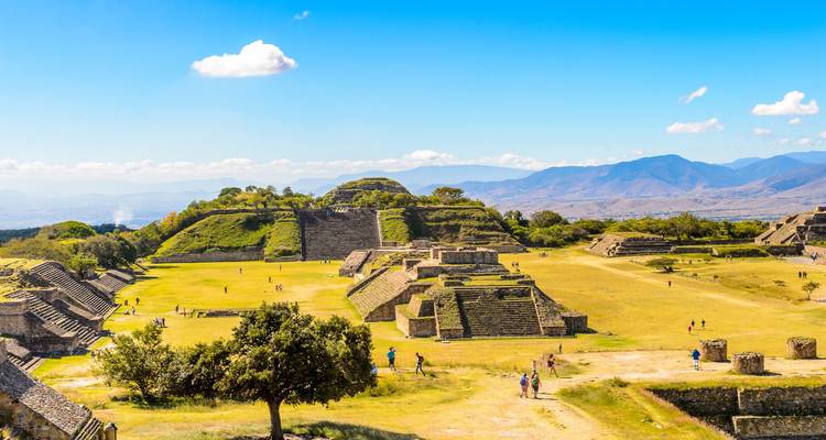 Monte Albán archeologische site met ruïnes en bergen.