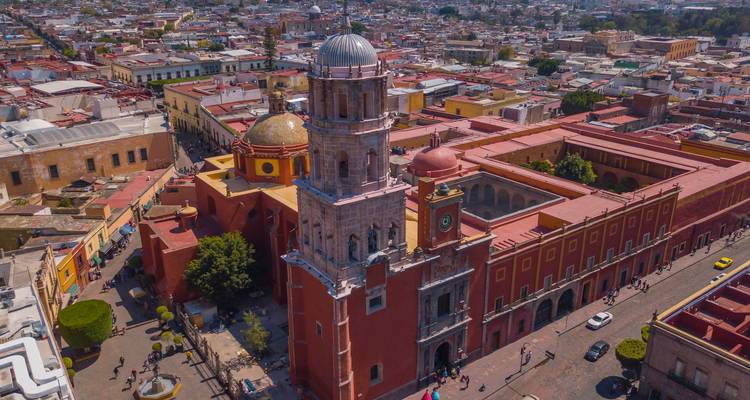 Luchtfoto van een kerk met een koepel in Querétaro.