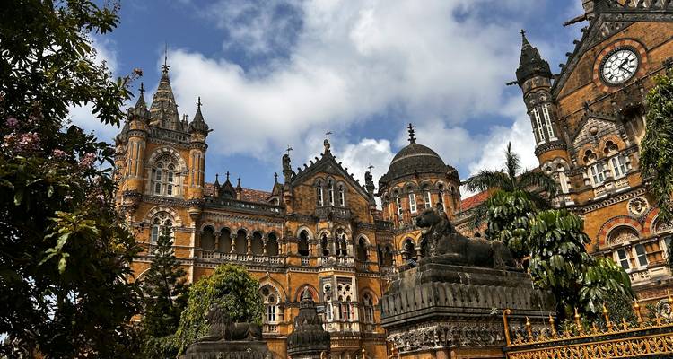 Een historisch gebouw in Mumbai met sierlijke architectonische details.