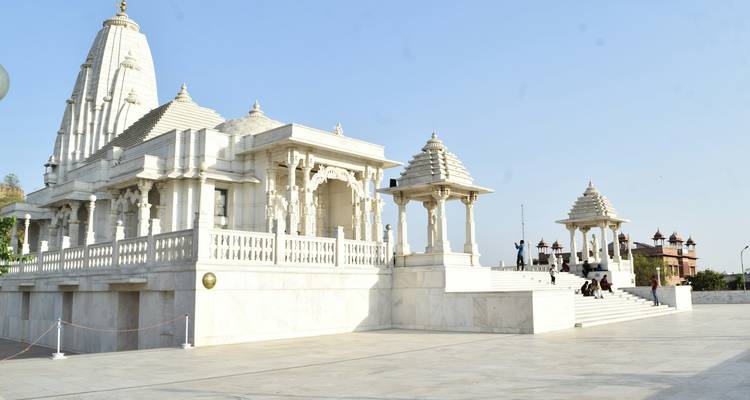 Witte marmeren tempel met heldere luchten op de achtergrond.