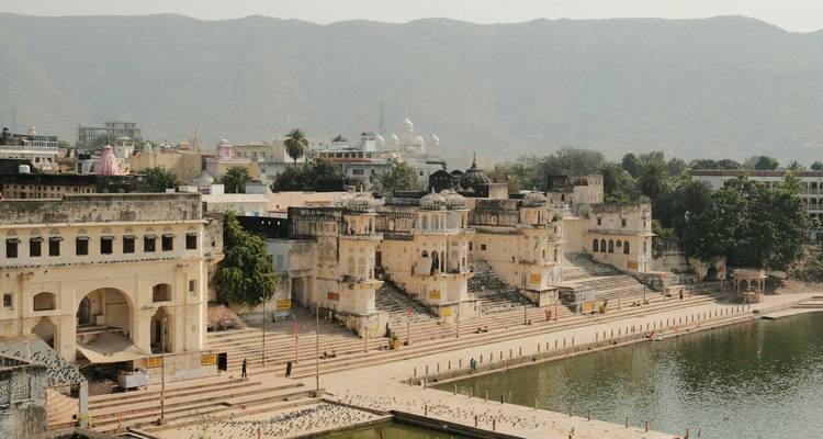 Historische ghats en gebouwen langs een waterlichaam.