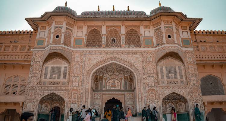Personas frente a un gran edificio ornamentado en Jaipur.