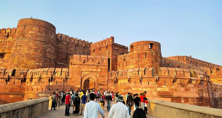 Agra Fort met bezoekers die naar de ingang lopen.