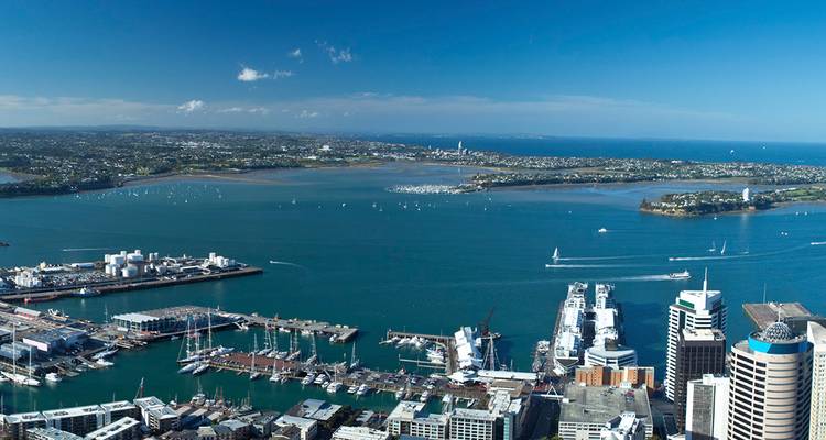 Panorama aéreo nítido del horizonte de Auckland, las marinas y el puerto Waitemata de color azul esmeralda bajo un cielo despejado