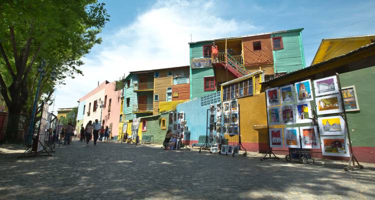Puestos de arte coloridos y casas de madera brillante a lo largo de la famosa calle Caminito.