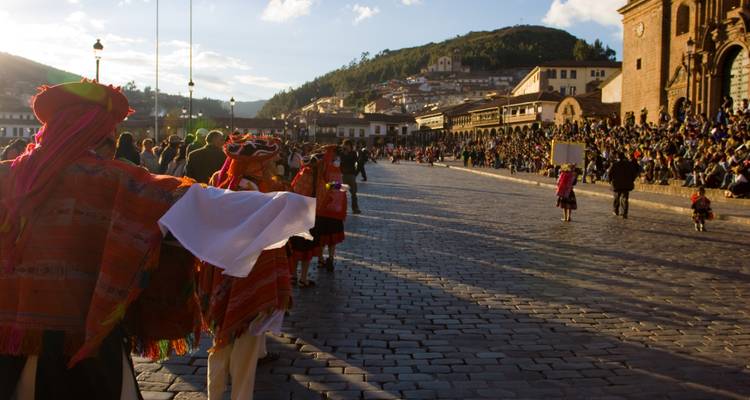 Parade op een stadsplein met mensen in traditionele kledij