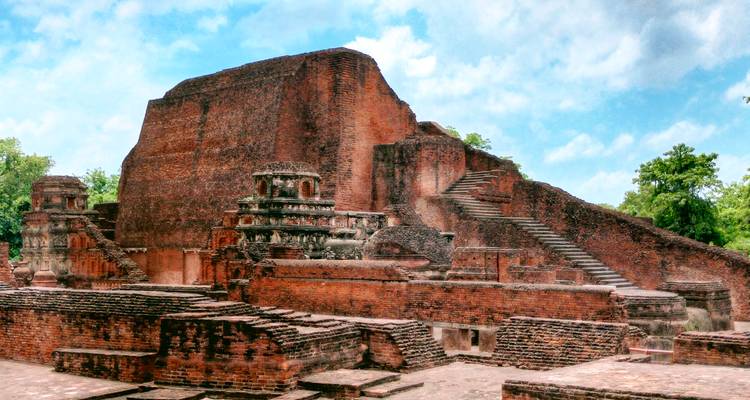 Ruinen einer antiken Struktur unter blauem Himmel.