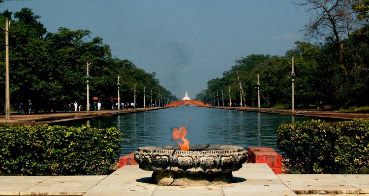 Flamme und langer Weg, der zu einer entfernten Pagode führt.