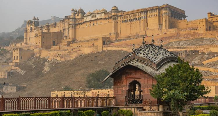 Amber Fort tegen een rotsachtige heuvel.