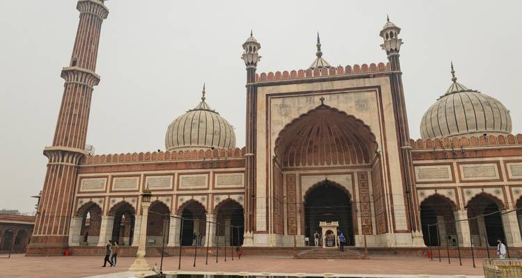 Jama Moskee met mensen die naar binnen gaan.