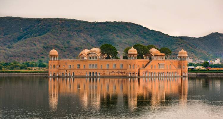 Jal Mahal Palast auf einem ruhigen See bei bewölktem Wetter.