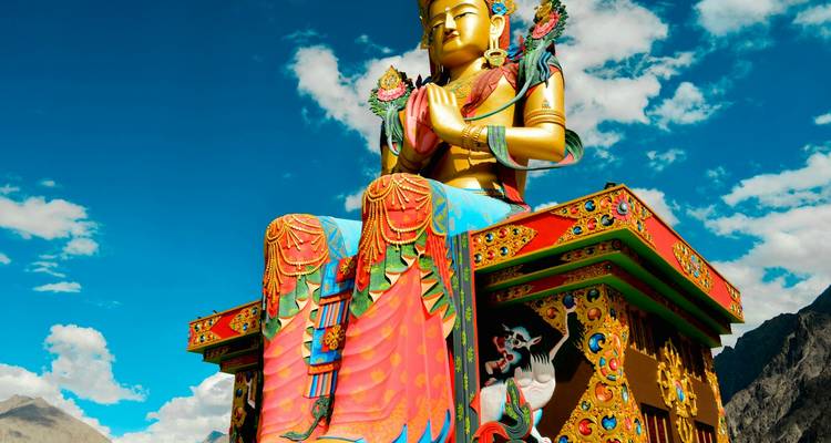 Grande statue de Bouddha aux couleurs vives.