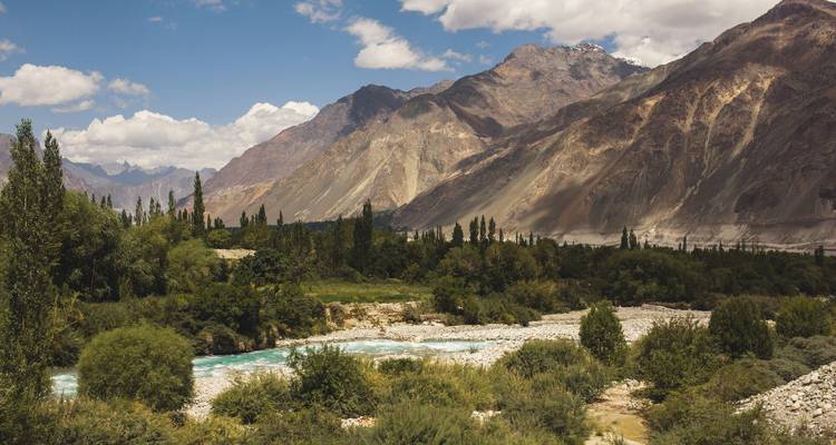 Rivière coulant à travers une vallée avec des montagnes.
