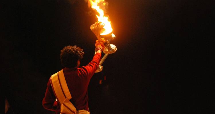 Mann, der eine große Flamme hält.