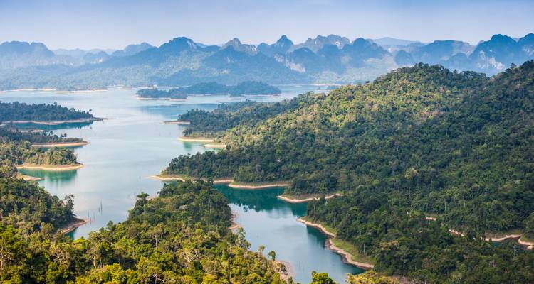 Schilderachtig luchtfoto van een meer omgeven door bos en bergen.