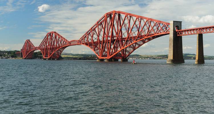 Forth Bridge, die sich an einem sonnigen Tag über das Wasser spannt.