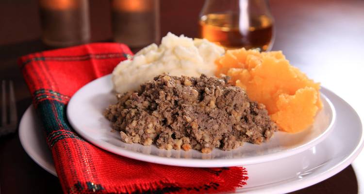 Traditionelle Portion Haggis, Steckrüben und Kartoffeln auf einem Teller.