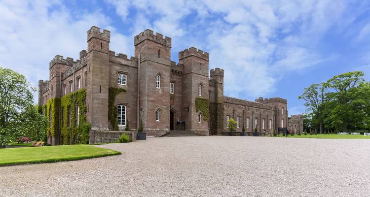 Außenansicht von Scone Palace mit einem Kies-Vorhof.