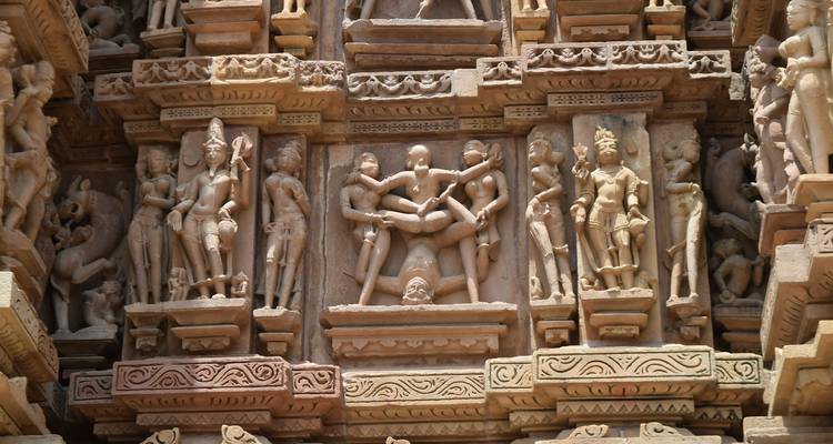 Nahaufnahme von kunstvollen Steinskulpturen an einer alten Tempelwand.