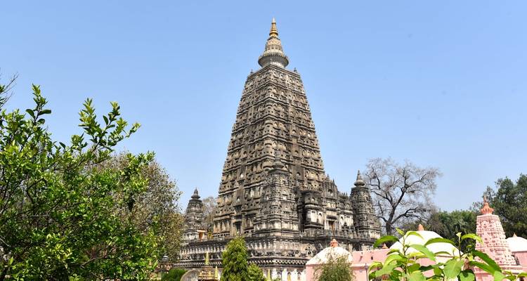 Majestätischer Tempel mit kunstvollen Schnitzereien und Grünzeug.