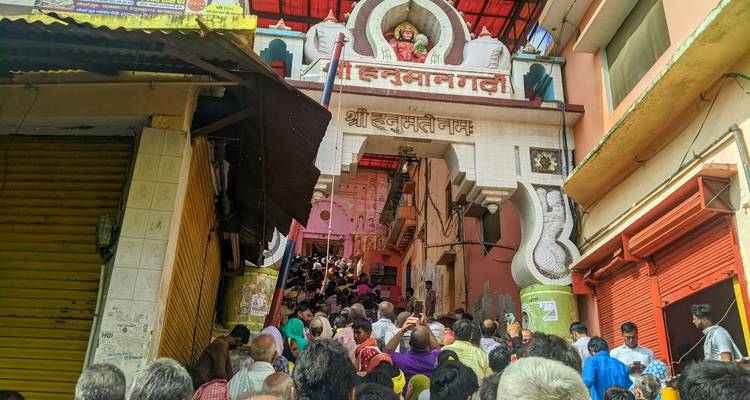 Menschenmenge, die durch einen schmalen Tempeleingang geht.