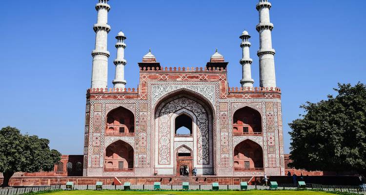 Mausoleum met ingewikkelde architectuur en tuinen.