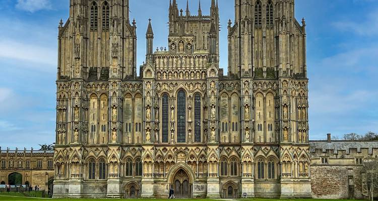 Atemberaubende Kathedralenfassade mit kunstvoller Architektur.