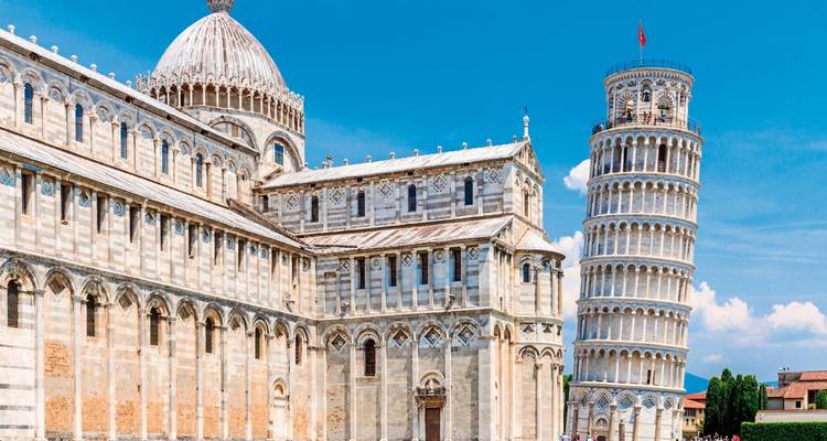 Monumentos históricos con la Torre Inclinada de Pisa.