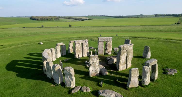 Luftaufnahme von Stonehenge umgeben von üppig grünen Feldern