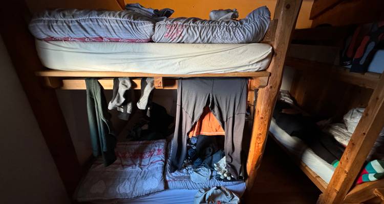 Lits superposés dans une cabane en bois.