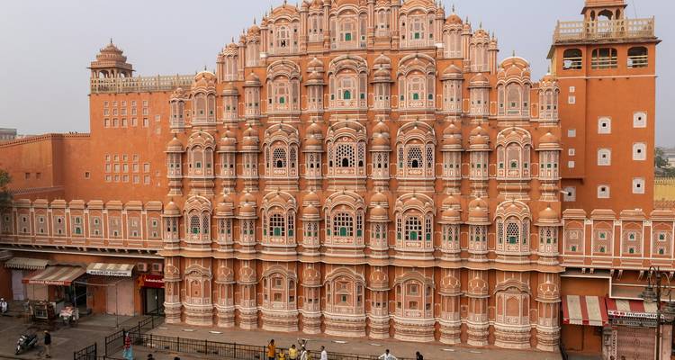 Hawa Mahal, een roodachtig-roze zandstenen paleis.
